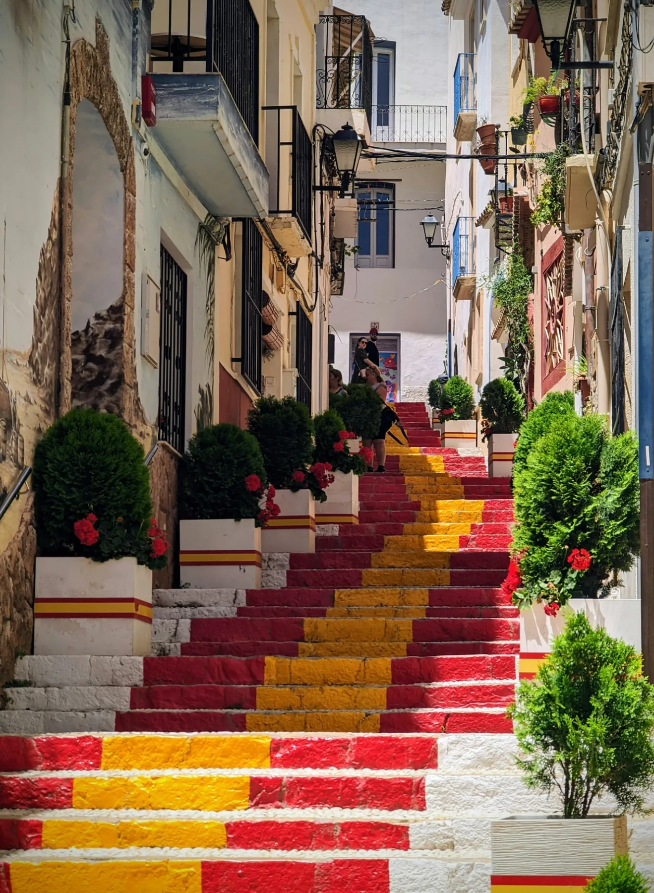 Beschilderde trappen in rood en geel in het oude centrum van Calpe