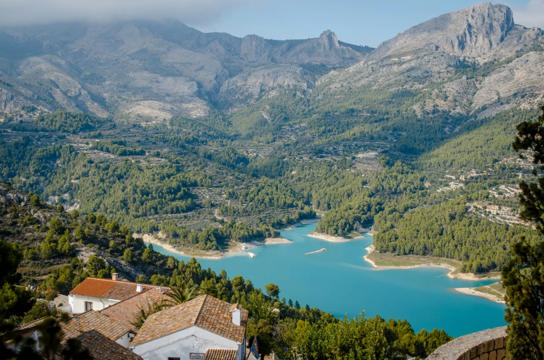 Het turquoise stuwmeer van Guadalest tussen de bergen