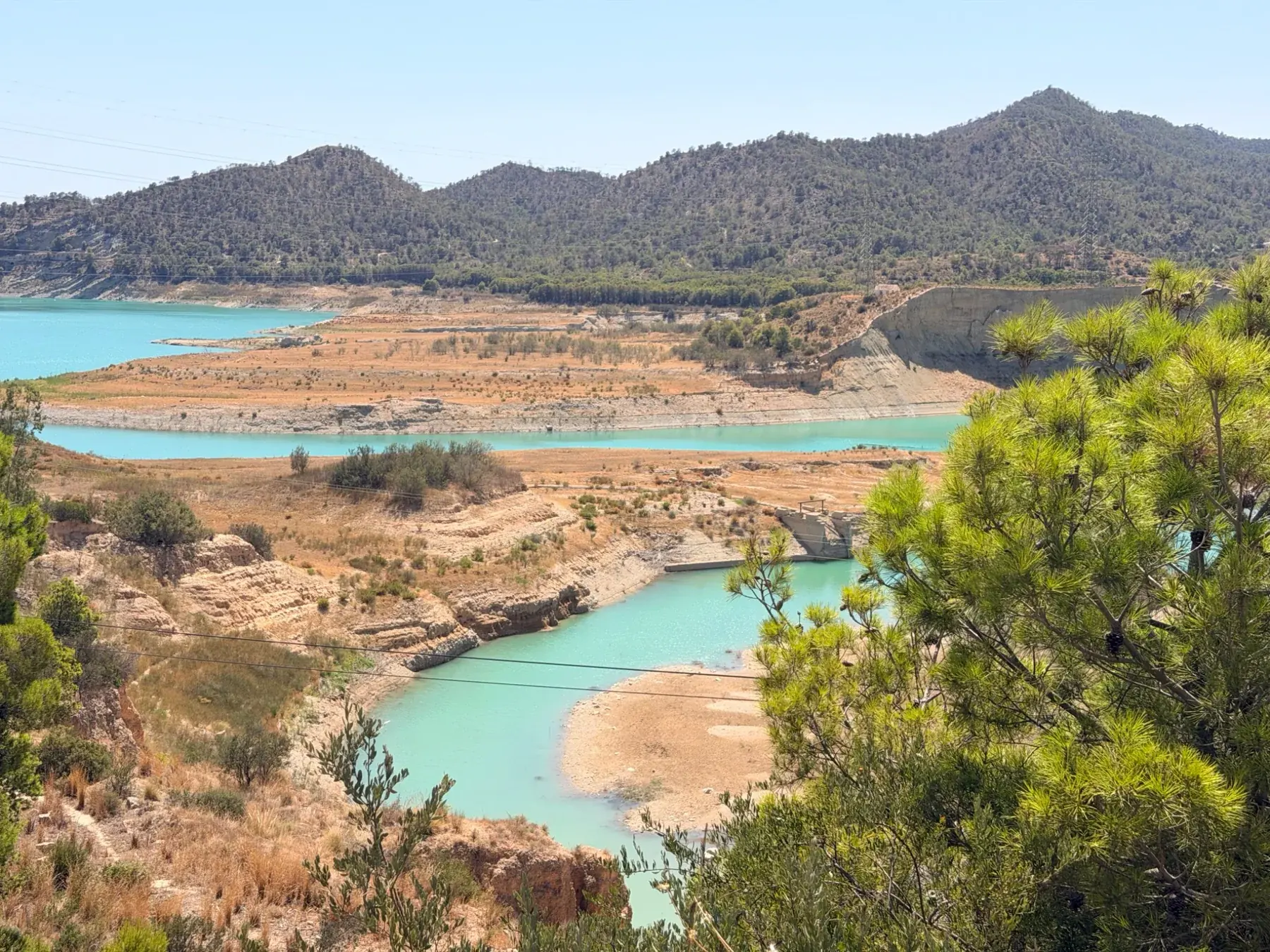 Het bergdorp Guadalest boven het blauwe stuwmeer