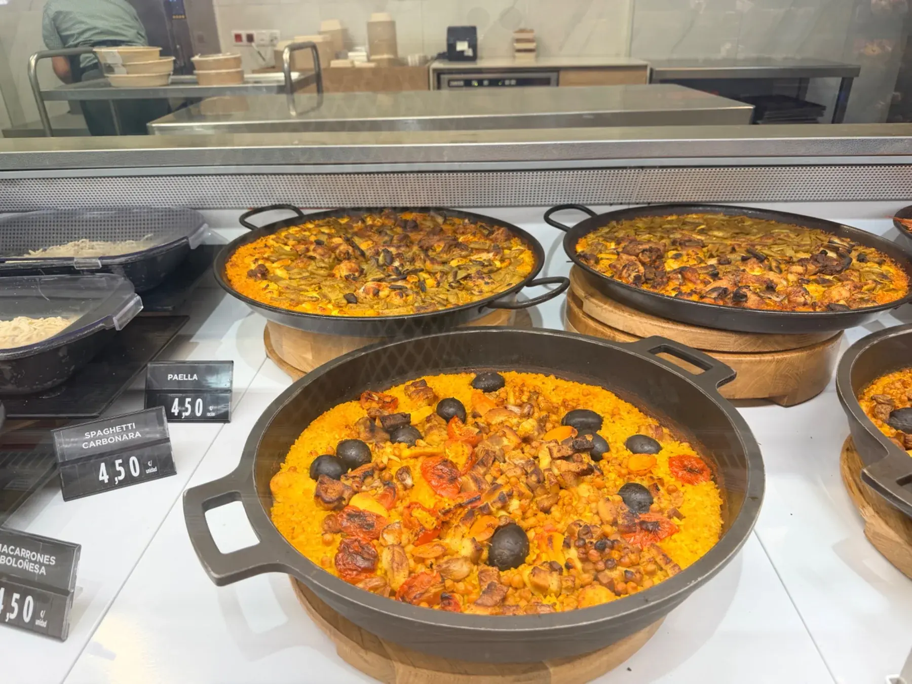 Grote pannen paella in de vitrine van een lokaal restaurant