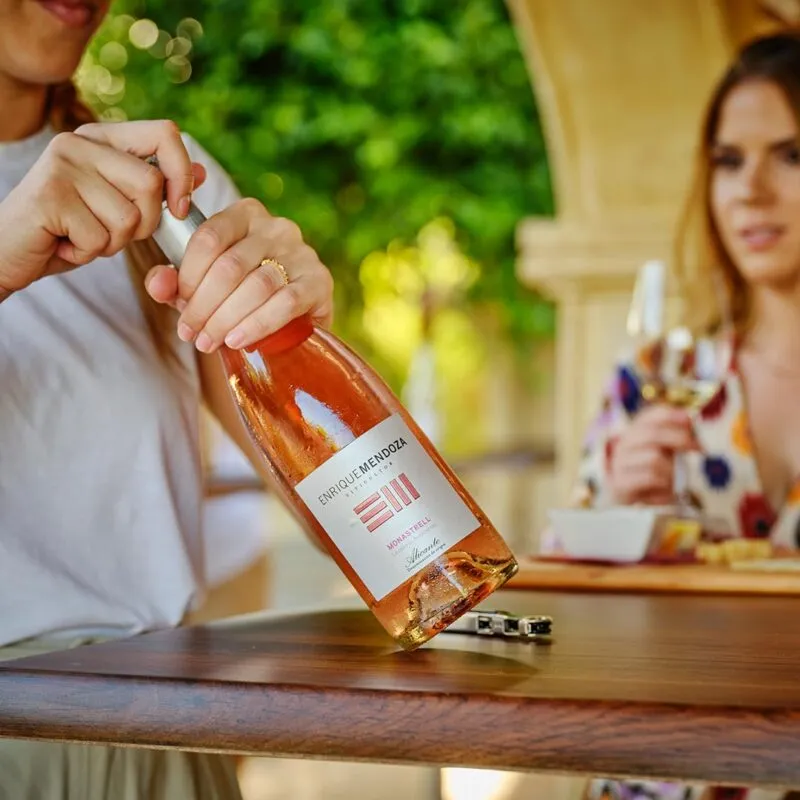 Sfeerbeeld: rosé bij een lunch op een terras